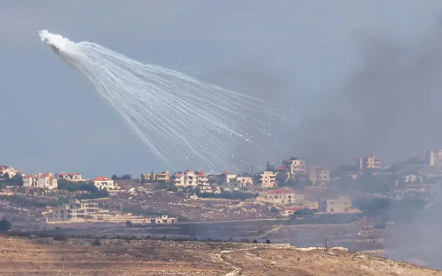 Pháo binh được quân đội Israel bắn vào Lebanon trong bối cảnh xung đột qua biên giới giữa Hezbollah và Israel, nhìn từ Jish, phía bắc Israel vào ngày 2 tháng 10 năm 2024.