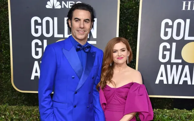 Sacha Baron Cohen và Isla Fisher tại Lễ trao giải Quả Cầu Vàng lần thứ 77 vào năm 2020.