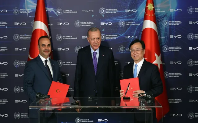 Tổng thống Thổ Nhĩ Kỳ Recep Tayyip Erdogan (giữa), CEO của BYD Wang Chuanfu (phải) và Bộ trưởng Công nghiệp và Công nghệ Thổ Nhĩ Kỳ Mehmet Fatih Kacir (trái) tại Istanbul vào ngày 8 tháng 7 năm 2024.