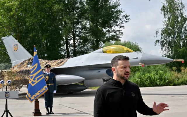  Zelensky phát biểu trước một máy bay chiến đấu F-16 trong Ngày Không quân Ukraine tại một địa điểm không được công bố, ngày 4 tháng 8 năm 2024.