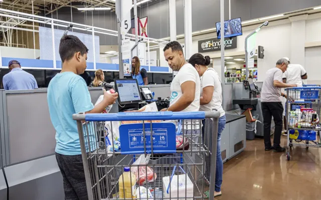 Khách hàng của Walmart sử dụng máy thanh toán tự động tại North Miami Beach, Florida. Lạm phát đã giảm nhưng một mối đe dọa khác đang đối diện nền kinh tế Mỹ — và các nhà kinh tế cho biết Cục Dự trữ Liên bang cần phải hành động sớm.