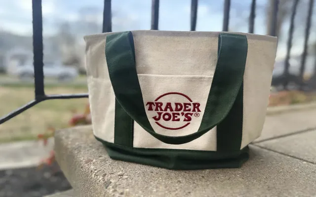 Một chiếc túi vải mini của Trader Joe's được trưng bày tại Palmyra, New Jersey, vào thứ Tư, ngày 13 tháng 3 năm 2024.