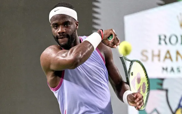 Tiafoe thực hiện một cú đánh tại giải Shanghai Masters vào ngày 7 tháng 10.