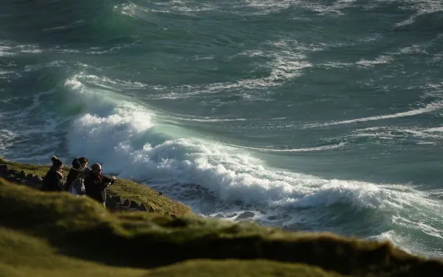 Người dân nhìn ra đại dương Atlantic từ Slea Had ở Ventry, Ireland vào ngày 27 tháng 12 năm 2016.