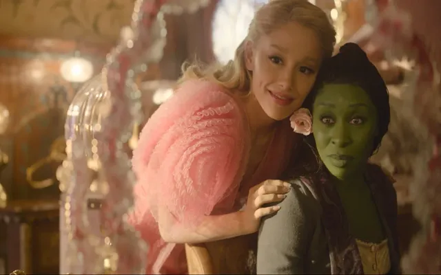 Ariana Grande vào vai Glinda và Cynthia Erivo vào vai Elphaba trong WICKED, do Jon M. Chu đạo diễn.