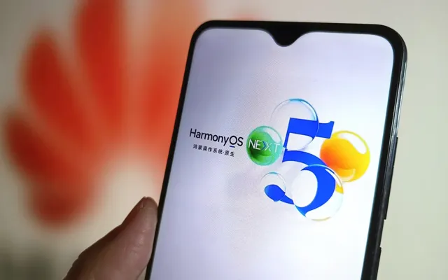 Hệ điều hành HarmonyOS NEXT của Huawei được hiển thị trên màn hình điện thoại thông minh với logo Huawei ở nền phía sau.