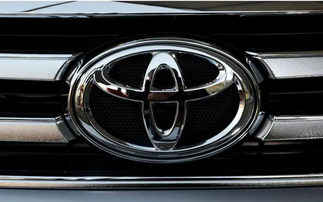 Logo của Tập đoàn Toyota Motor Corp. xuất hiện trên một chiếc xe tại Triển lãm Ô tô Quốc tế ở Mexico City, Mexico vào ngày 23 tháng 11 năm 2017.